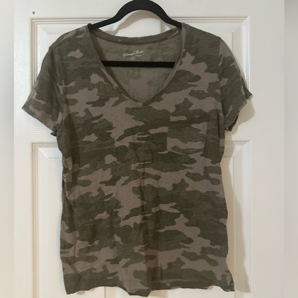 🩷 Universal Thread Women’s Camo top- Size Medium - Picture 1 of 6